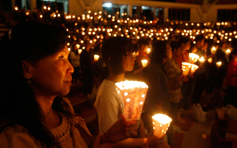 Catholics hold lamps lit by candles during the Easter morning mass in Saint Theresia church in Cipanas, Bogor, West Java. (REUTERS)