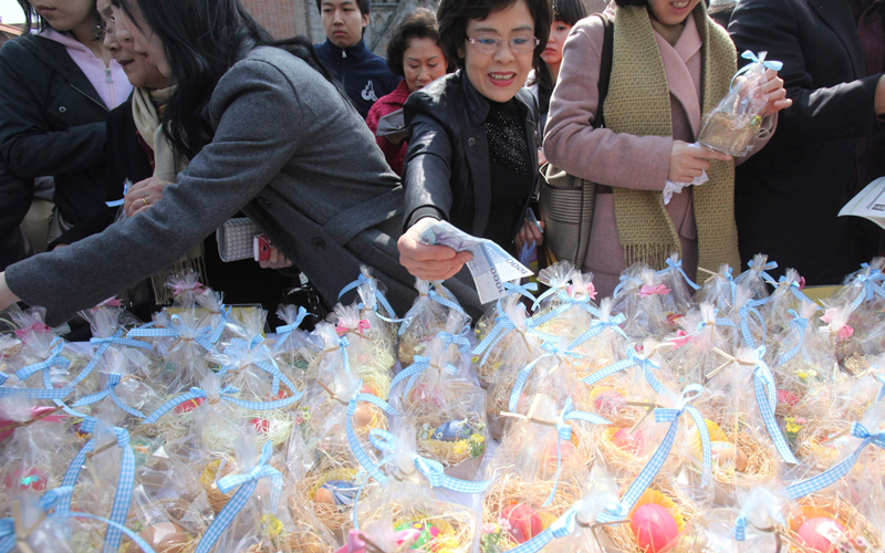 South Korean Catholics buy eggs to celebrate Easter at Myungdong Cathedral in Seoul, South Korea. (AP)
