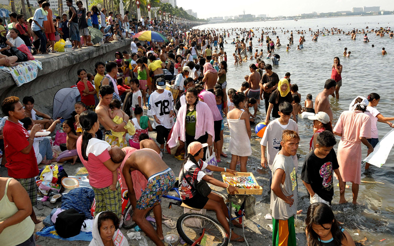 Thousands of city slum dwellers take an Easter Sunday dip on the polluted Manila Bay to beat the scorching heat. The city government bars swimming inn the bay due to health hazards, but authorities are often helpless in implementing the ordinance. (AFP)