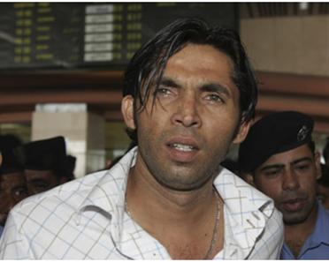 Pakistani test cricketer Mohammed Asif arrives at Lahore airport. Dubai authorities have dropped a drug investigation against him, ending almost three weeks of detention. (AP)