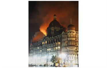 <p>Smoke and flame billow from the Taj Hotel in Mumbai November 27, 2008. Gunmen killed at least 80 people in a series of attacks in India's commercial hub Mumbai and troops began moving into two luxury hotels on Thursday where foreign hostages were being held, local television said. (REUTERS)</p>