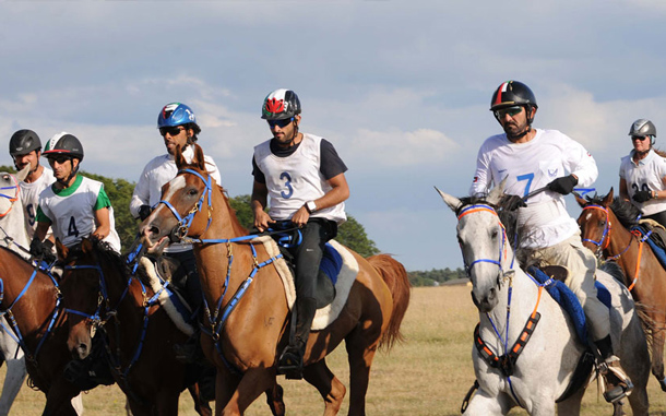 Sheikh Mohammed rides at the heart of the UAE team.(www.sheikhmohammed.ae)