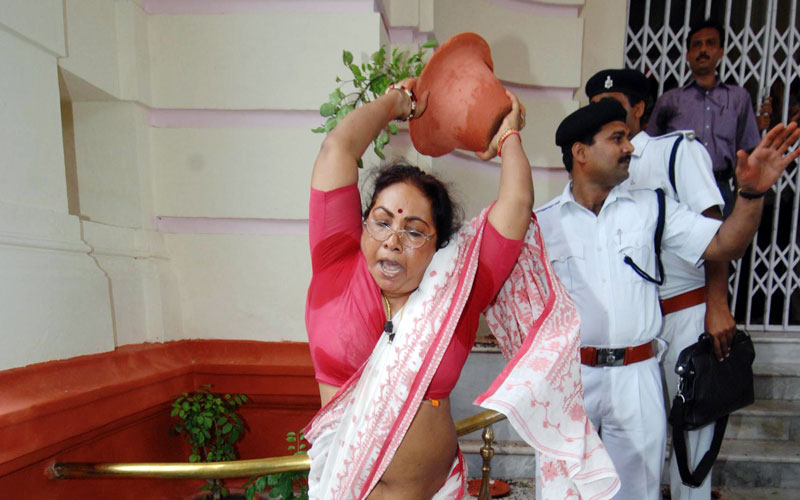 Indian politicians throw shoes, pots - eb247 - News - Asia - Emirates24|7