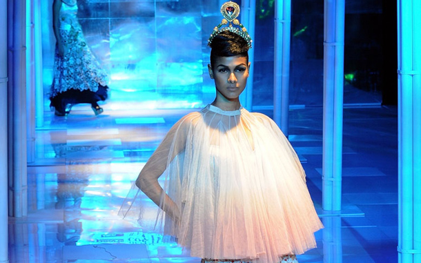 A model presents a creation by Indian designer Anamika Khanna during the Pearls Delhi Couture Week. (AFP)