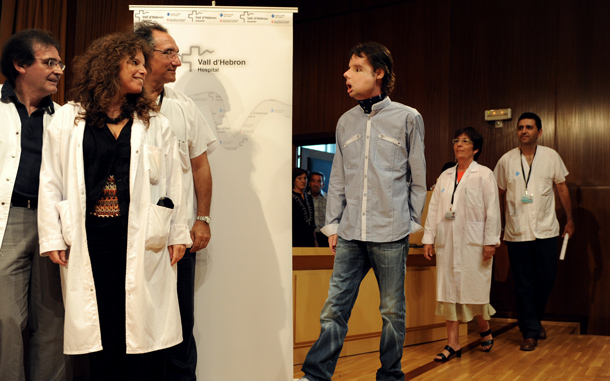 Thirty-one-year-old Oscar, right, who underwent the world&rsquo;s first full-face transplant in April, thanked the medical team and the family of the donor, speaking with considerable difficulty just before checking out of hospital. (AP)