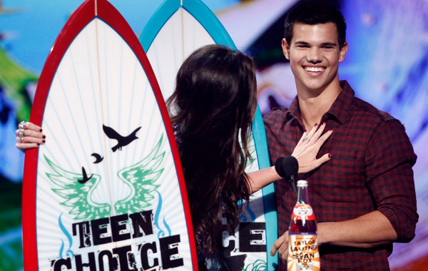 Megan Fox, checks out Taylor Lautner's hotness quotient as they accept the Choice Hotties awards at the Teen Choice Awards on August 8, 2010. (AP)