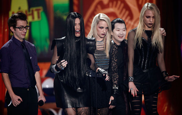 Host Katy Perry, centre, speaks onstage while Kevin McHale, left, and Ken Jeong, second from right, look on at the Teen Choice Awards on Sunday, August 8, 2010. (AP)