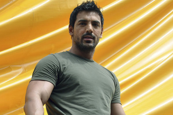 Indian Bollywood actor John Abraham prepares to climb a hoarding at a promotional event for the forthcoming Hindi film &ldquo;Jhooth hi sahi&rdquo; in Mumbai on August 13, 2010. (AFP)