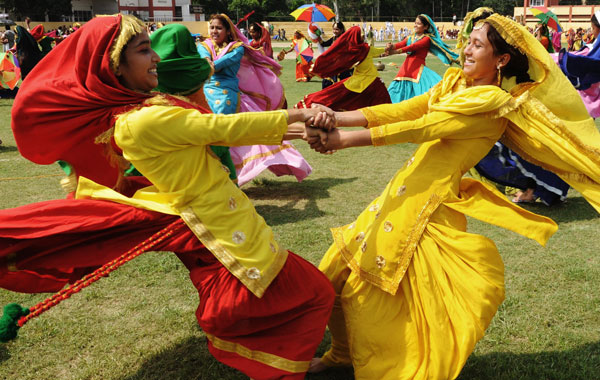 Indian students perform a Punjabi giddha dance at an Independence Day parade rehearsal at Guru Nanak stadium in Amritsar. (AFP)