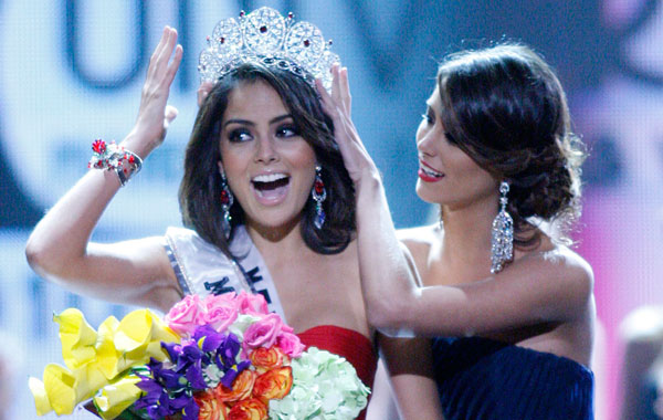 Miss Mexico Jimena Navarrete is crowned Miss Universe 2010 by Stefania Fernandez during the Miss Universe pageant, Monday, Las Vegas. (AP)