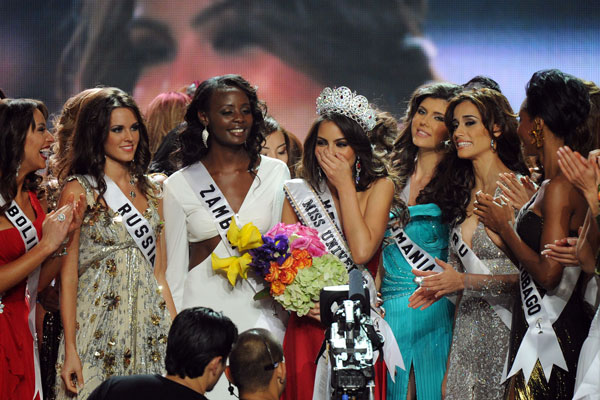 Miss Mexico Jimena Navarrete (C) celebrates with other contestants as she is crowned Miss Universe 2010 at the Miss Universe 2010 Pageant Final at the Mandalay Bay Hotel in Las Vega. (AFP)