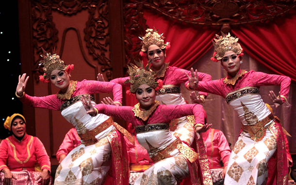 Indonesian dancers perform during a show as part of the Arabian Nights at the Small Theater Opera House, in Cairo, Egypt. The performance was organized by the Embassy of Indonesia in collaboration with the Cairo Opera House on the occasion of the Muslim's holy month of Ramadan. The Arabian Nights shows are to end on 29 August. (EPA)