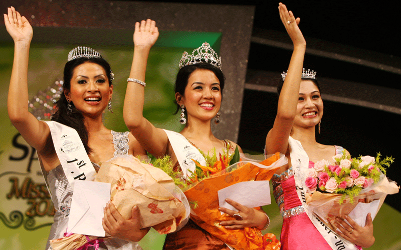 Newly-crowned Miss Nepal Sadichha Shrestha (C), first runner up Sahana Bajracharya (L) and second runner up Sanyukta Timisina (R) wave in greeting following the contest in Kathmandu. (AFP)