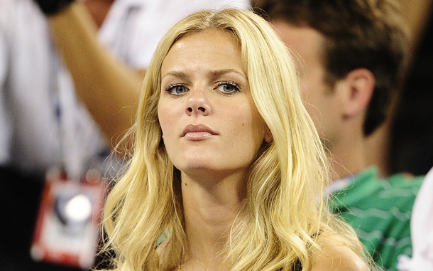 US actress Brooklyn Decker watches her husband tennis player Andy Roddick returns a point to Serbia's Janko Tipsarevic, during their second round match at the 2010 US Open tennis tournament, in New York. (AFP)