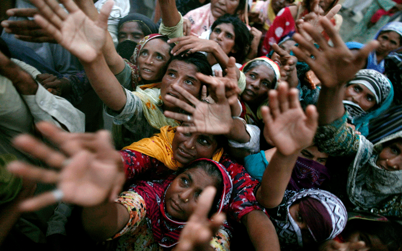 Толпы спид ап. Помощь Всемирного банка бедным странам фото.