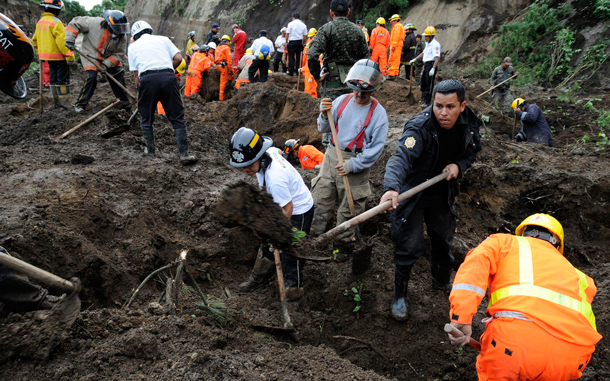 Rescue workers dig for landslide victims in La Cumbre de Alaska. As many as 100 people may have been buried in a landslide in Guatemala on a major highway, a spokesman for the fire department said. Approximately 100 people were attempting to dig a bus out of a first mudslide when a second engulfed the scene, said fire department spokesman Sergio Vasquez. (REUTERS)