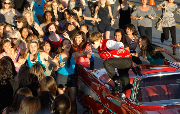 Justin Bieber jumps out of a car before performing a medley of songs at the 2010 MTV Video Music Awards in Los Angeles, California, September 12, 2010.  (REUTERS)