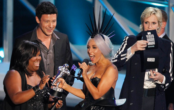 Singer Lady Gaga accepts the award for best pop video for 'Bad Romance' from 'Glee' cast members Amber Riley (L), Cory Monteith (2nd L) and Jane Lynch (R) at the 2010 MTV Video Music Awards in Los Angeles, California. (REUTERS)