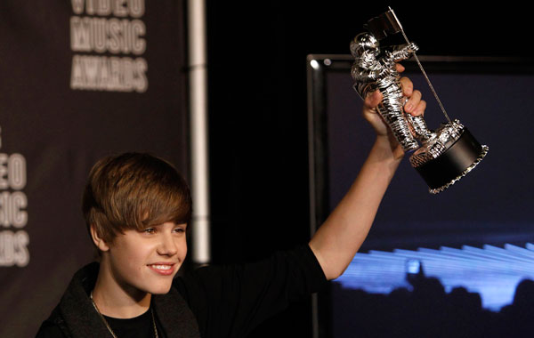 Justin Bieber poses with his best new artist award at the 2010 MTV Video Music Awards in Los Angeles, California. (REUTERS)