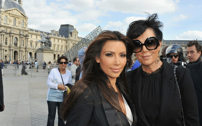 Kim Kardashian and Kris Jenner (R) arrive to visit the Louvre Museum in Paris, France. (GETTY IMAGES)