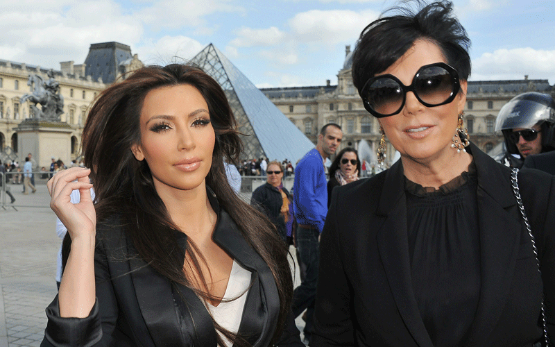 Kim Kardashian and Kris Jenner (R) arrive to visit the Louvre Museum. (GETTY IMAGES)