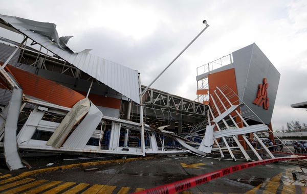A damaged supermarket is cordoned off in the aftermath of Hurricane Karl in Chachalacas. (REUTERS)