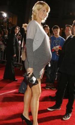 Actress Jenna Elfman arrives as a guest for the premiere of the new film "Old Dogs" starring John Travolta and Robin Williams in Hollywood, California. (REUTERS)