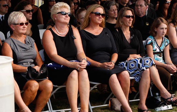 Jill Vandenberg (2-L) and family pay their final respects at services for her husband, American film actor Tony Curtis during his memorial at Palm Mortuary in Las Vegas, USA. (EPA)