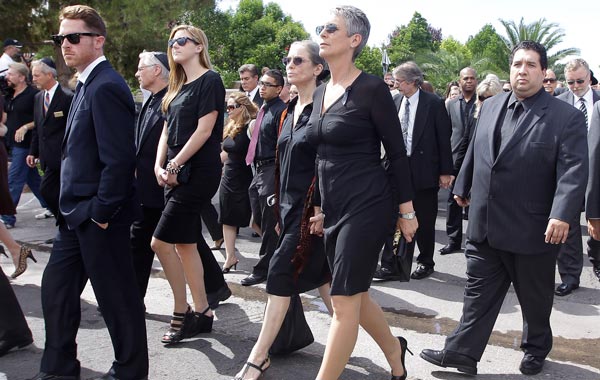 Jamie Lee Curtis walks in a procession behind her father, Tony Curtis', casket during his funeral. (AP)