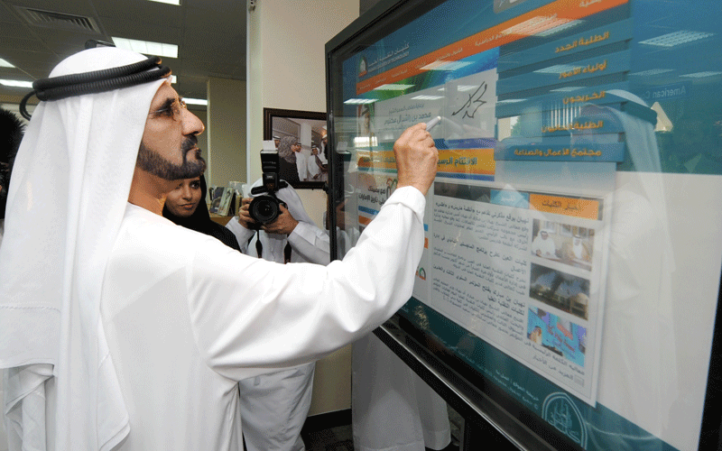 Mohammed tours Fujairah, meets citizens and students. (WAM)