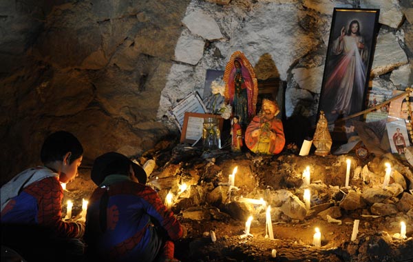 Kids light candles at Esperanza camp at the San Jose mine near the city of Copiapo, 800 km north of Santiago on October 9, 2010. The rescue of the 33 miners trapped in a Chilean mine. (AFP)