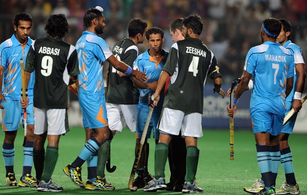 Indian and Pakistani players shake hands after their field hockey match for the XIX Commonwealth Games at The Major Dhyan Chand National Stadium in New Delhi. (AFP)