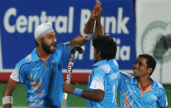 India's Sandeep Singh (L) celebrates with teammates after scoring a goal during their field hockey match against Pakistan for the XIX Commonwealth Games at The Major Dhyan Chand National Stadium in New Delhi. (AFP)