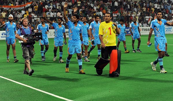 Indian players wave to the crowd as they walk off the field following their field hockey match against Pakistan for the XIX Commonwealth Games at The Major Dhyan Chand National Stadium in New Delhi. (AFP)