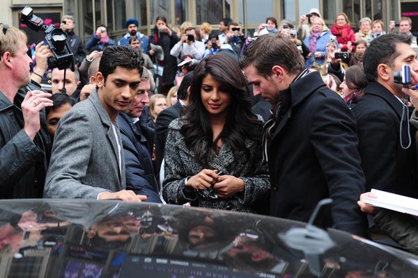 Bollywood actress Priyanka Chopra (C) signs autographs after a press conference on the shooting of her movie "DON-2" on October 22, 2010 in Berlin. (AFP)