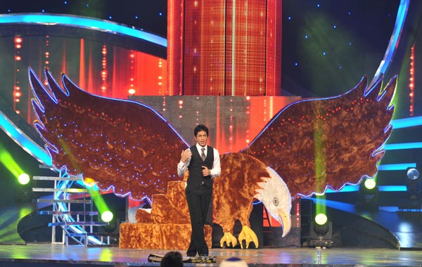 Indian bollywood actor Shah Rukh Khan  dances at the Sahara Indian sports awards in Mumbai on October 31, 2010  after Indian cricketer Sachin Tendulkar was awarded the male Cricketer of the Year award. (AFP)