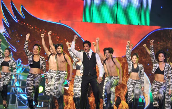 Indian cricketers dances with Indian bollywood actor Shah Rukh Khan (C)  at Sahara India sports awards in Mumbai on October 31, 2010 after Indian cricketer Sachin Tendulkar was awarded the male Cricketer of the Year award. (AFP)