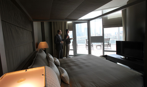 armani hotel in burj khalifa which floor