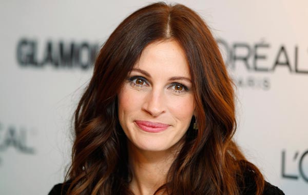 Actress Julia Roberts poses as she arrives to receive a Glamour Magazine Woman of the Year award in New York. (REUTERS)