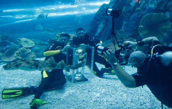 South African Cricket players Morne Morkel (L) and Dale Steyn (R) are seen with the cricket World Cup trophy in the Dubai Aquarium. (REUTERS)
