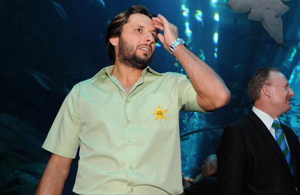 Pakistani ond-day cricket team captain Shahid Afridi visits the Dubai Aquarium , as the team attended a ceremony to mark the 100 days countdown to the ICC World Cup, to be hosted by India, Sri Lanka and Bangladesh the first time cricket's showpiece event is played in South Asia. (AFP)