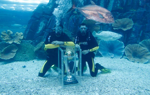 South African Cricket players Morne Morkel (L) and Dale Steyn (R) are seen with the cricket World Cup trophy in the Dubai Aquarium. (REUTERS)