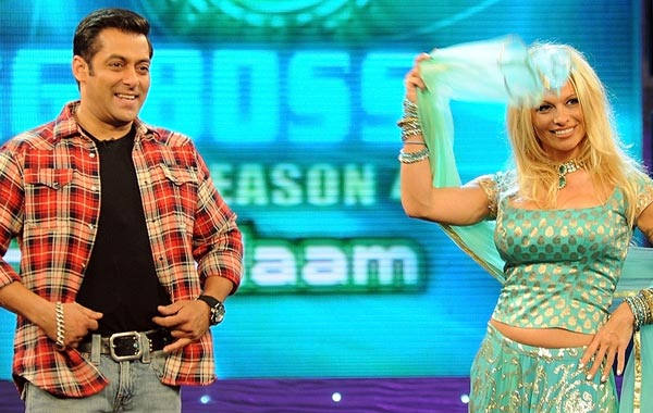 Indian Bollywood actor Salman Khan and host of Indian reality television show 'Big Boss' dances with US-Canadian model and former 'Baywatch' star Pamela Anderson on the sets of the show at Lonavala, in India. (REUTERS)