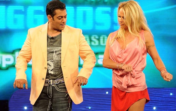 Indian Bollywood actor Salman Khan and host of Indian reality television show 'Big Boss' dances with US-Canadian model and former 'Baywatch' star Pamela Anderson on the sets at Lonavala, in India. (AFP)