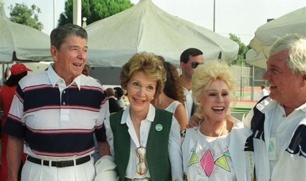 Former President Ronald Reagan and wife Nancy pose for photographers with actress Eva Gabor and Merv Griffin at the fourth annual Nancy Reagan Tennis Tournament. (REUTERS)