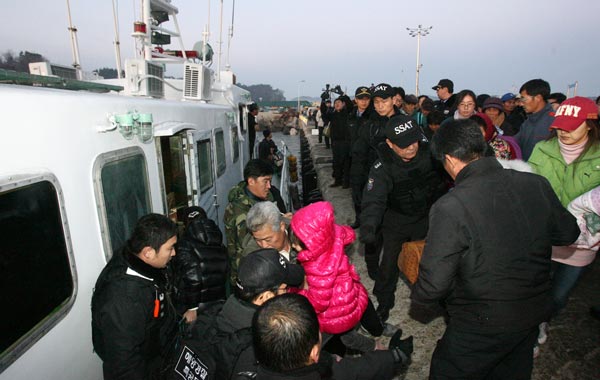 South Korean residents board a ship to leave Yeonpyeong Island, South Korea. (AP)