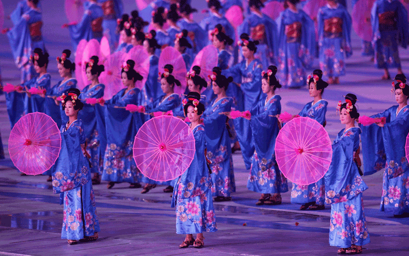 Dancers perform during the closing ceremony of the 16th  Asian Games in Guangzhou, China. (AP)