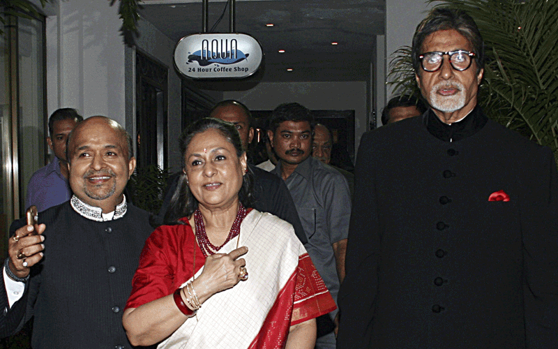 Indian Bollywood actor Amitabh Bachchan (right) poses with his wife Jaya Bachchan (centre) during the wedding reception of Bollywood lyricist Sameer (right) unseen daughter Sanchita in Mumbai. (AFP)
