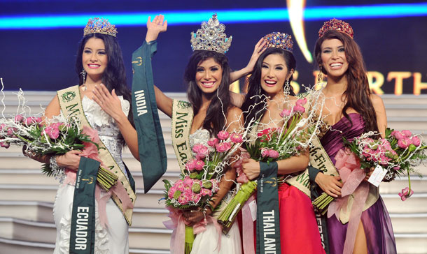 Newly crowned Miss Earth 2010 Nicole Faria (2nd L) of India poses with crowned Miss Earth Air, Ecuador's Jennifer Pazmino (1st L), crowned Miss Earth Water, Thailand's Watsaporn Wattanakoon (2nd R) and crowned Miss Earth Fire, Puerto Rico's Yeidy Bosquez, during the final of the Miss Earth 2010 contest held in central city of Nha Trang. (AFP)