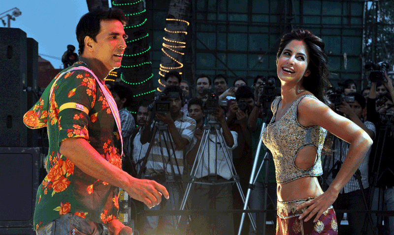 Indian Bollywood stars Akshay Kumar (C) and Katrina Kaif dance for the promotion of their Hindi film "Tees Maar Khan" directed by Farah Khan during the Beach Party live performance in Mumbai. (AFP)
